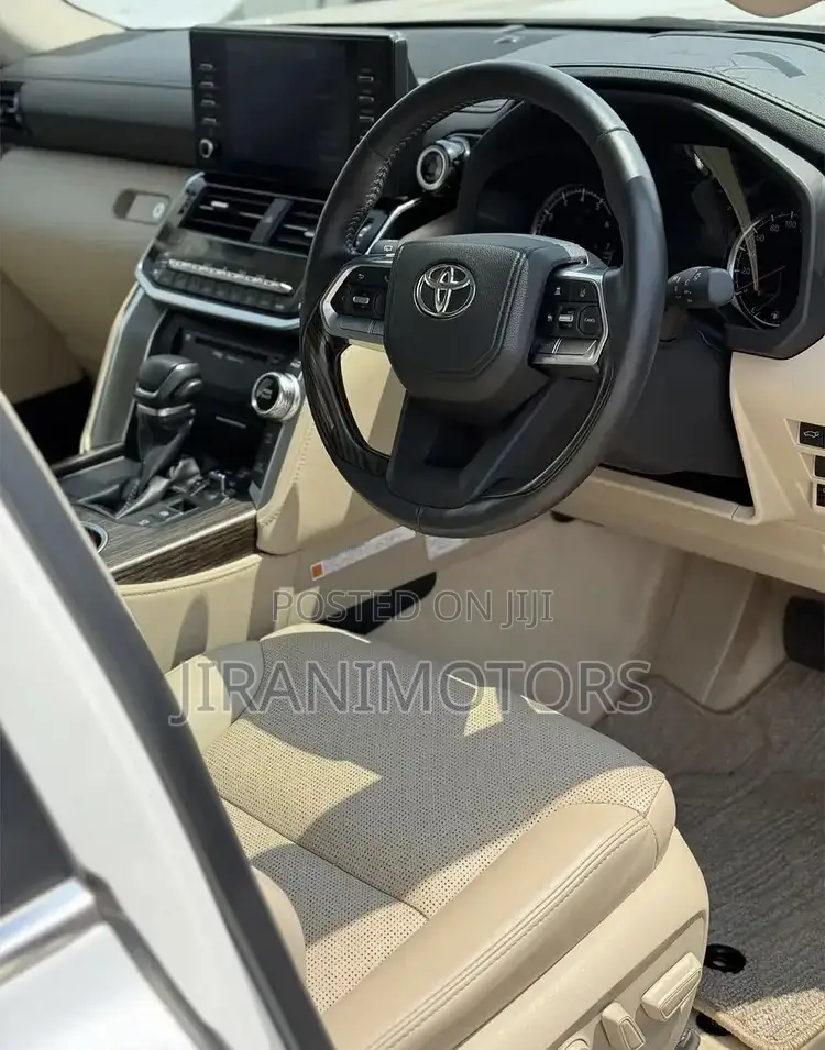 Toyota Land Cruiser LC300 2022 White