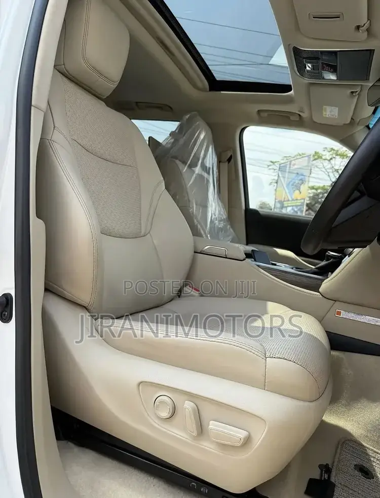 Toyota Land Cruiser LC300 2022 White