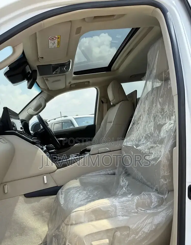 Toyota Land Cruiser LC300 2022 White