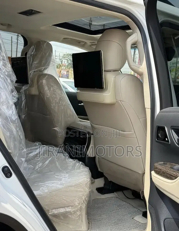 Toyota Land Cruiser LC300 2022 White