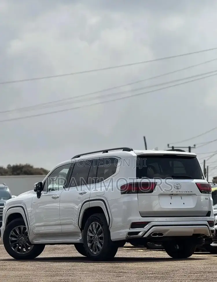 Toyota Land Cruiser LC300 2022 White