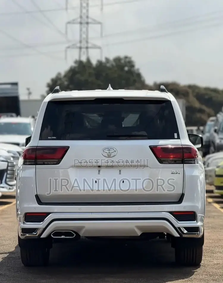 Toyota Land Cruiser LC300 2022 White