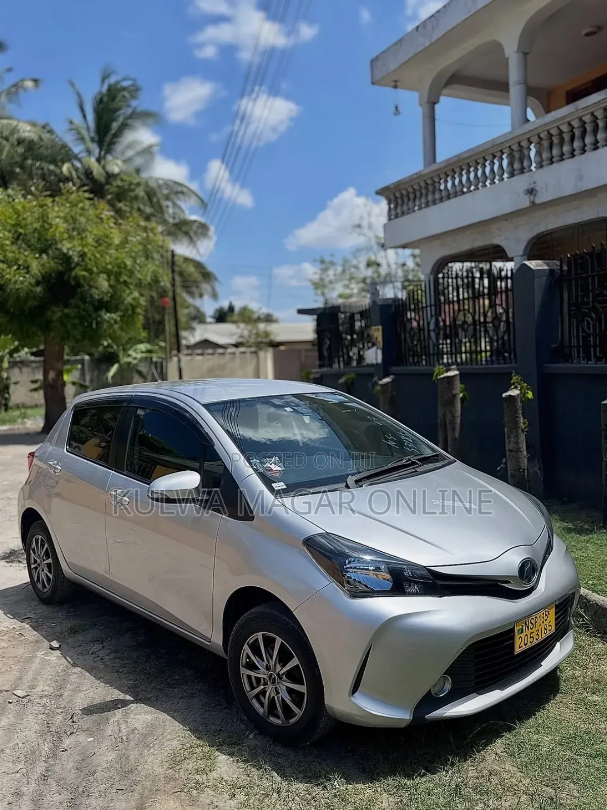 Toyota Vitz 2015 Silver