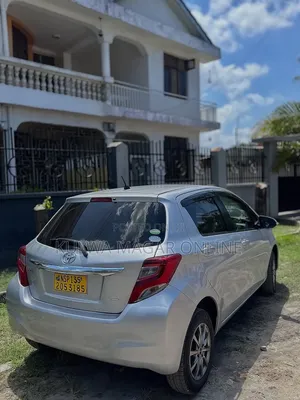 Toyota Vitz 2015 Silver