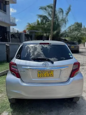 Toyota Vitz 2015 Silver