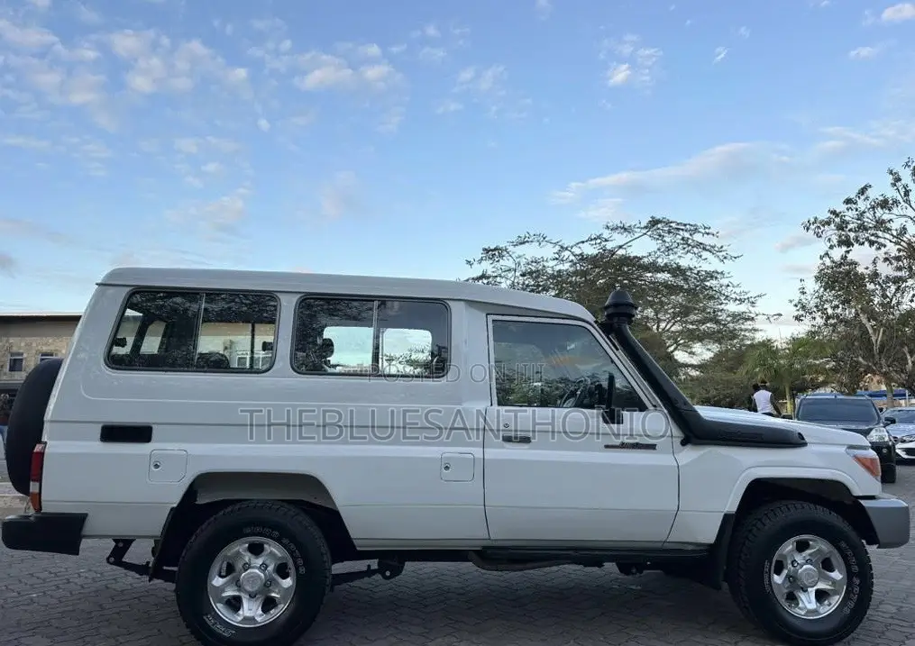 Toyota Land Cruiser 2015 White