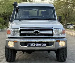 Toyota Land Cruiser 2015 White