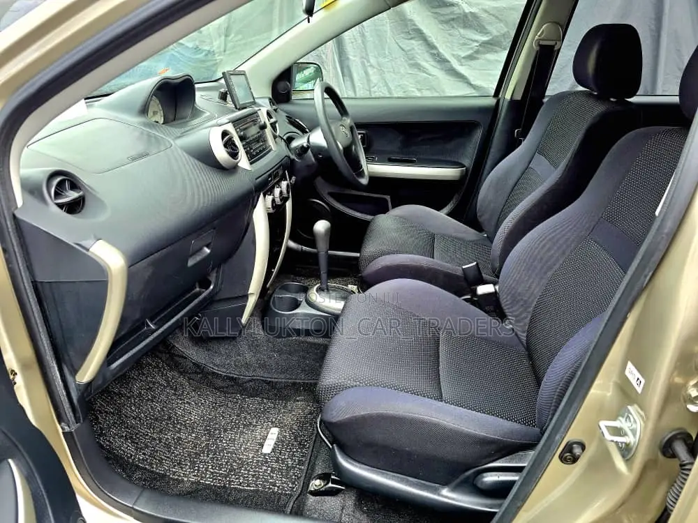 Toyota IST 2005 Gold