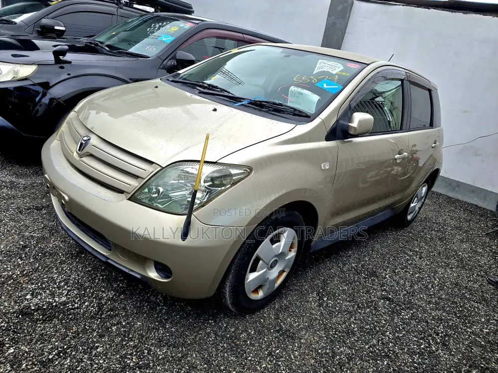 Toyota IST 2005 Gold