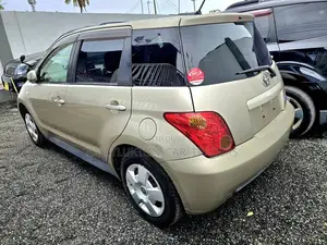 Toyota IST 2005 Gold