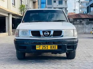 Nissan Hardbody 2005 White