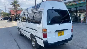 Toyota HiAce 2002 White