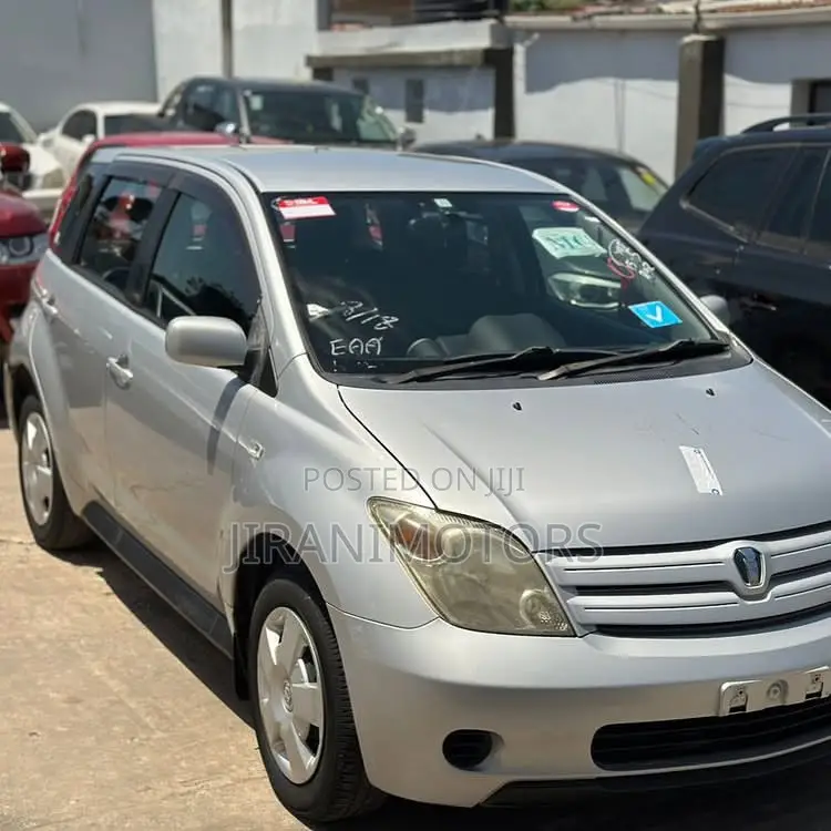 Toyota IST 2004 Silver