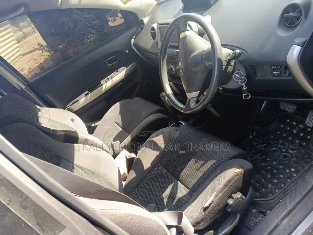 Toyota IST 2005 Gray