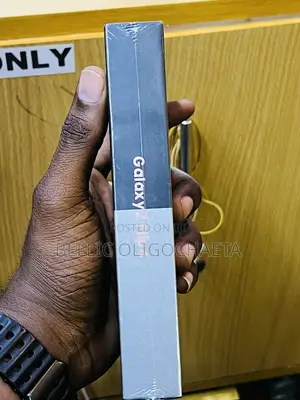 New Samsung Galaxy Z Flip4 256 GB Rose Gold