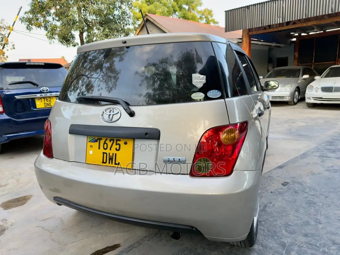Toyota IST 2004 Gold