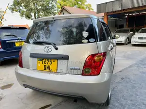 Toyota IST 2004 Gold