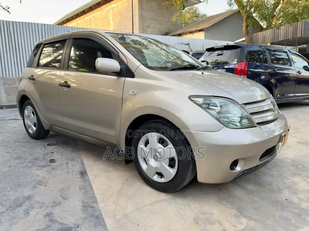 Toyota IST 2004 Gold