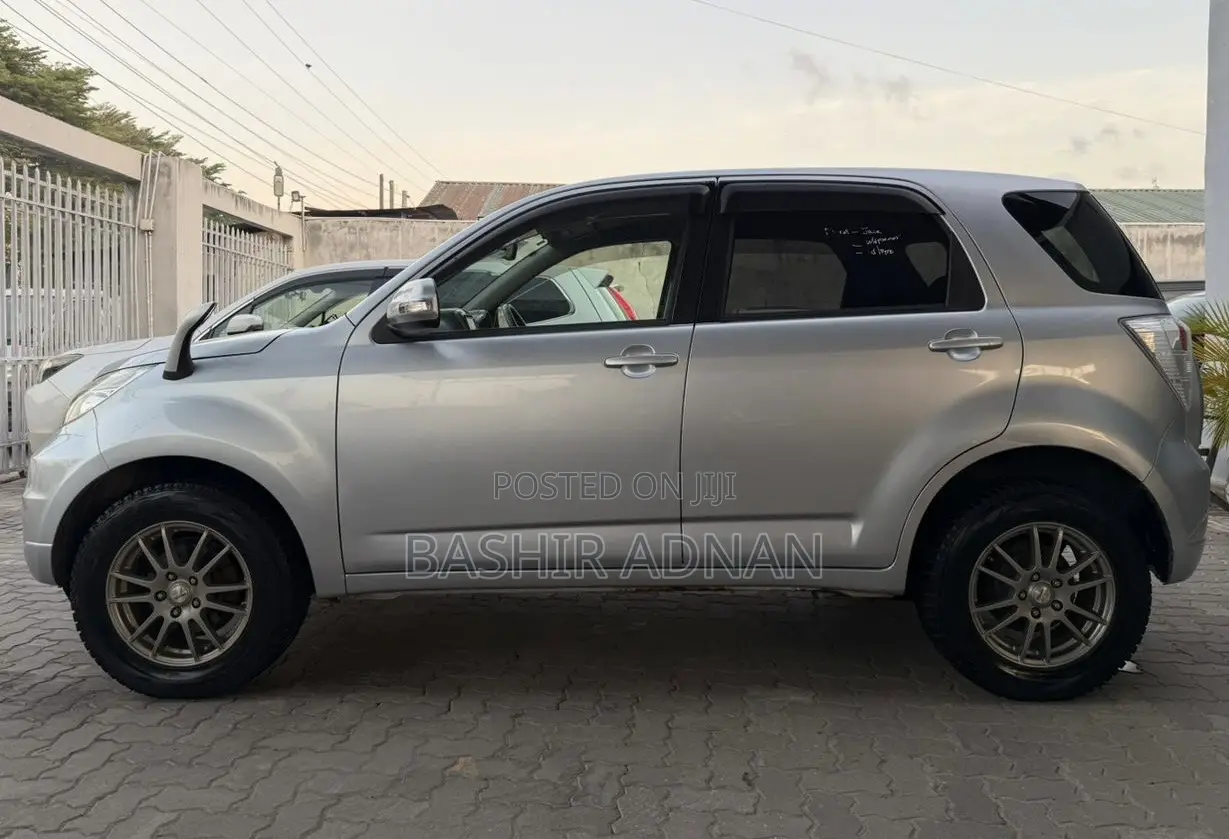 Toyota Rush 1.5 RWD 2010 Silver
