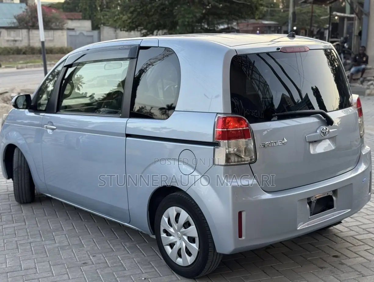 Toyota Spade 2016 Silver