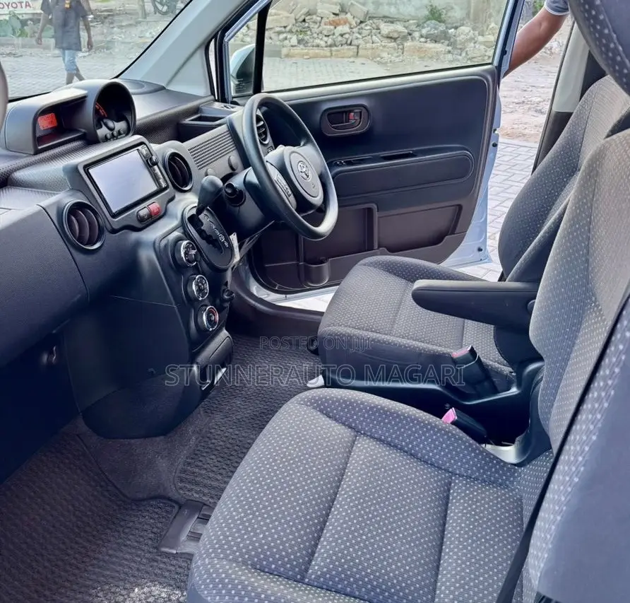 Toyota Spade 2016 Silver