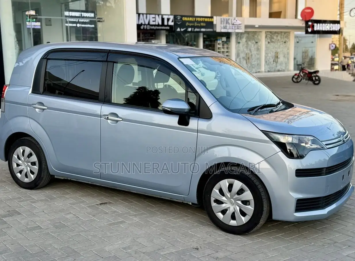 Toyota Spade 2016 Silver