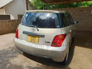Toyota IST 2004 Gold