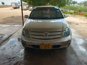Toyota IST 2004 Gold