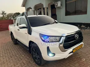 Toyota Hilux Revo Smart Cab Deisel 2.8 AWD 2020 White
