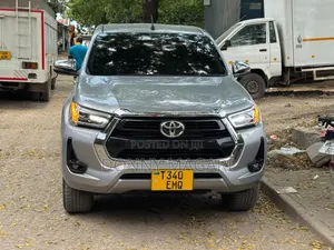 Toyota Hilux 2023 Gray