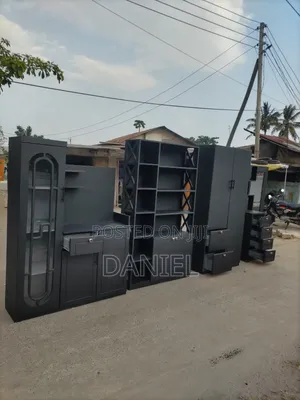 Seti Ya Chumbani Rangi Ni Multi Black