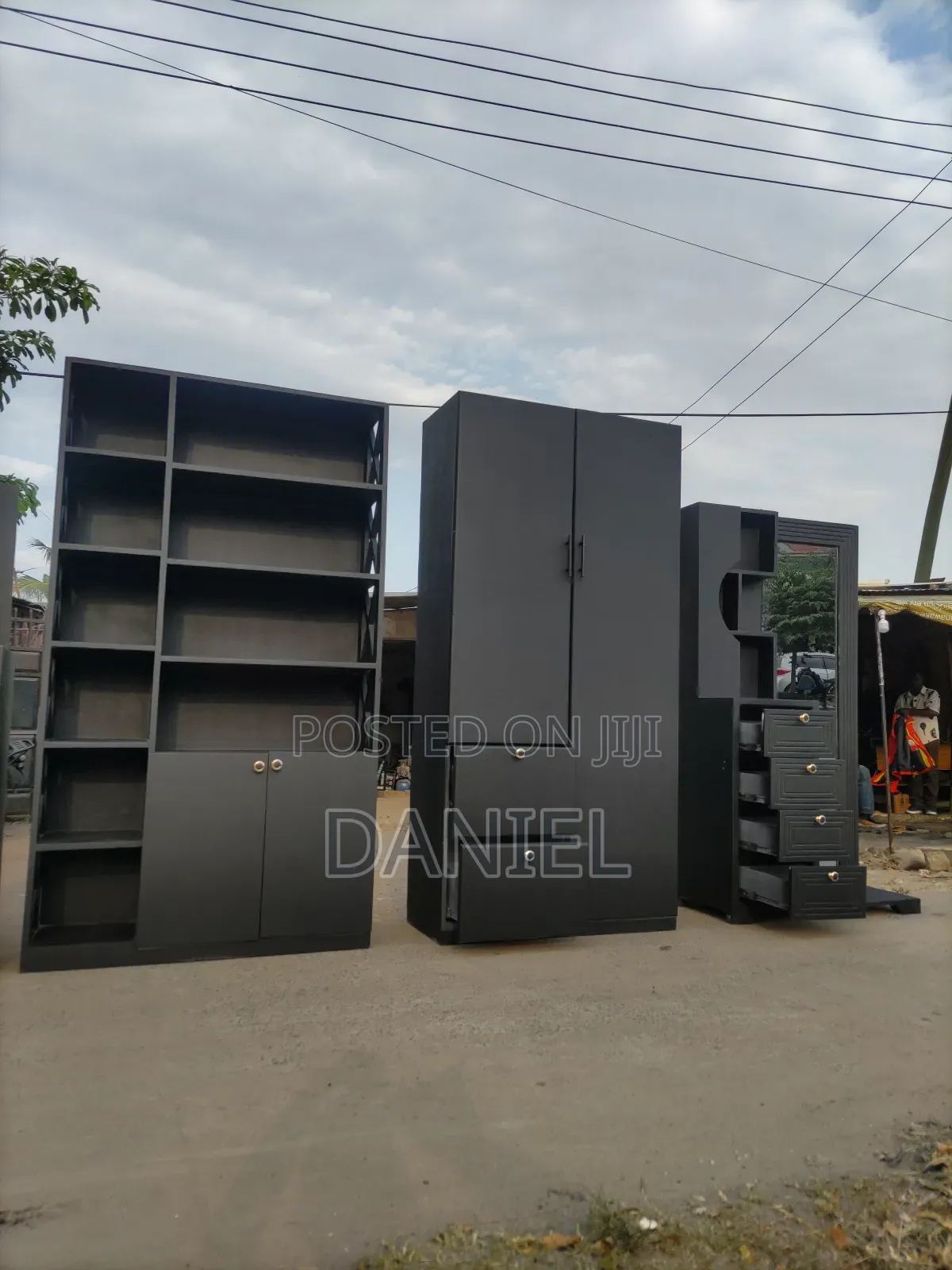 Seti Ya Chumbani Rangi Ni Multi Black