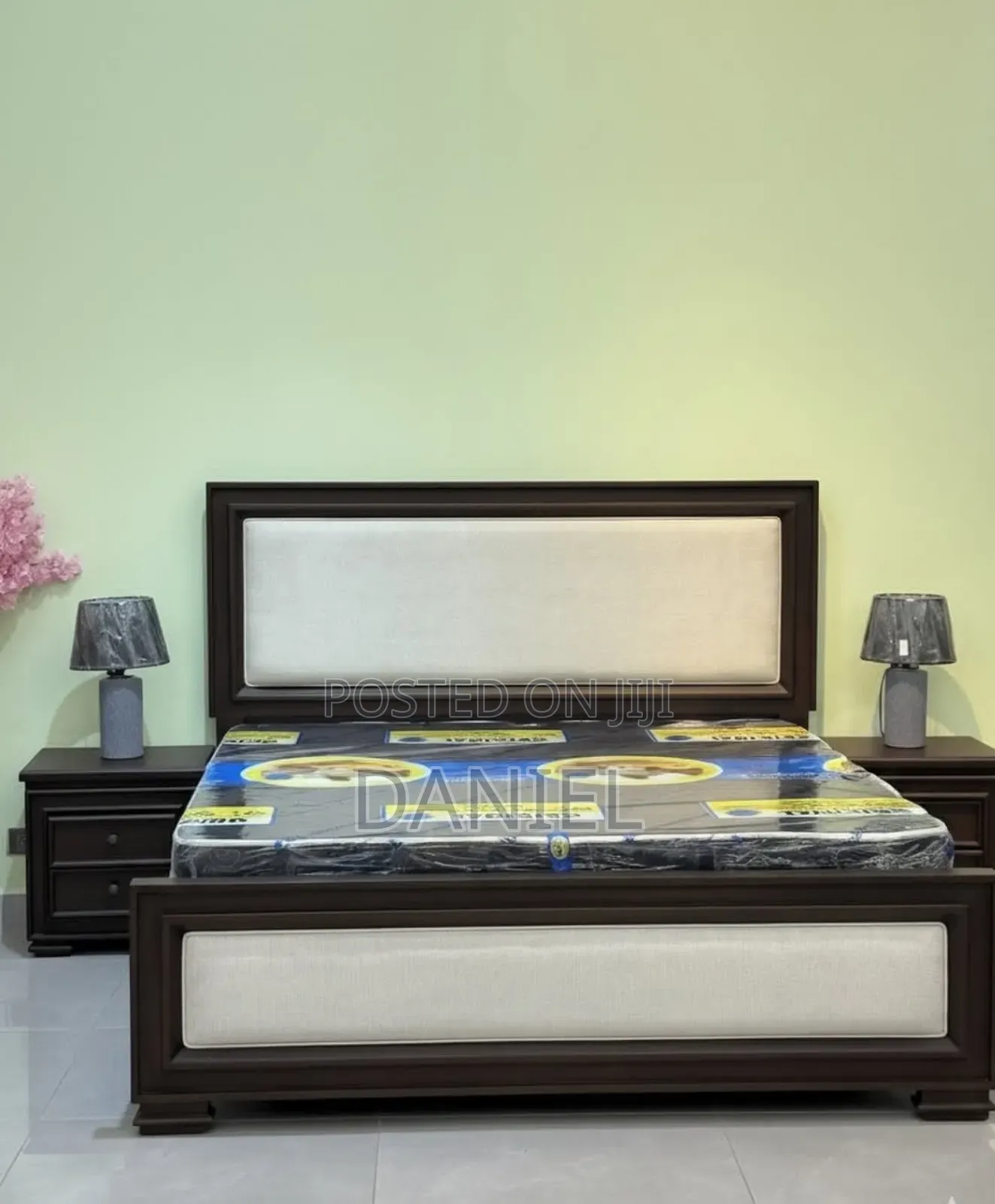 Kitanda Cha Mbao 5 Kwa 6 Queen Size Black Color Na Bedsides Mbili