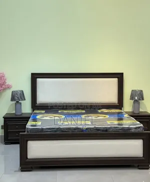 Kitanda Cha Mbao 5 Kwa 6 Queen Size Black Color Na Bedsides Mbili