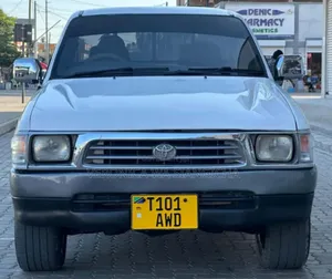 Toyota Hilux 2000 White