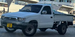 Toyota Hilux 2000 White
