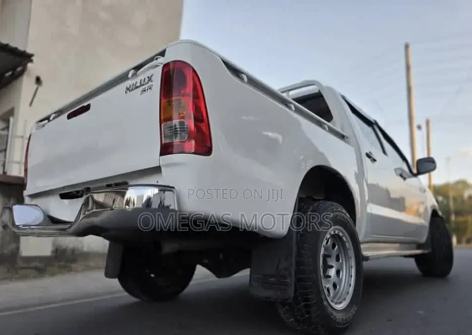 Toyota Hilux 2006 White