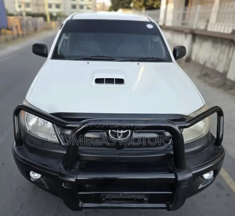 Toyota Hilux 2006 White