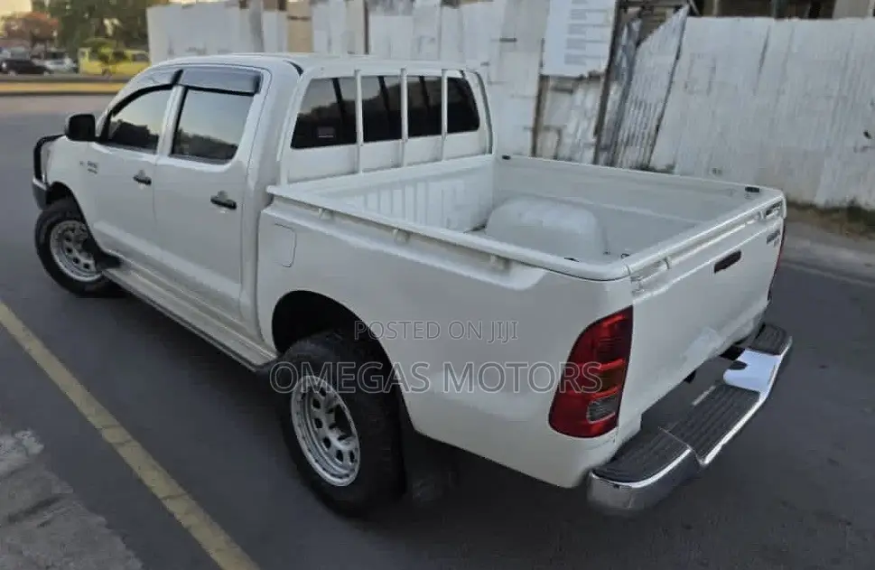 Toyota Hilux 2006 White
