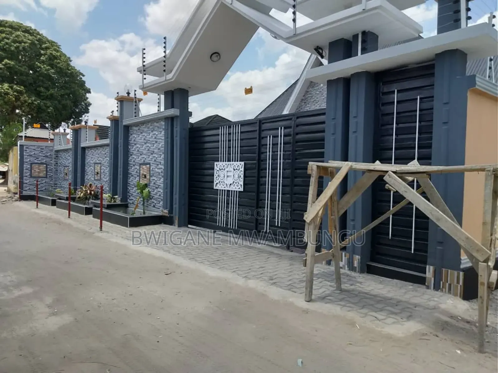 5bdrm Mansion in Matitu Stend, Charambe for sale