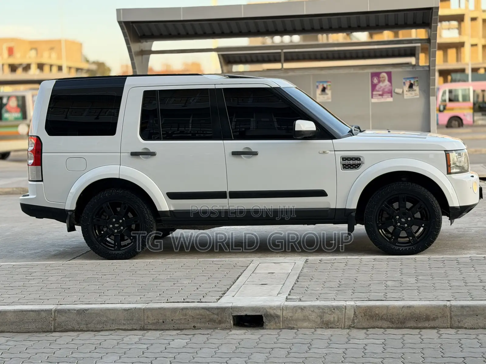 Land Rover Discovery 2011 White