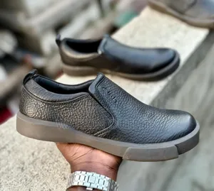 Viatu Kwa Wanaume or Men's Shoes Vimetengenezwa Kuimiri Hali Tofauti