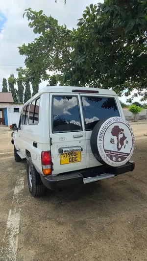 Toyota Land Cruiser 2001 White