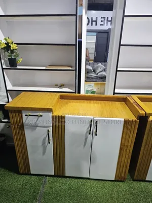 Kitchen Cabinet Milango Mitatu Ya Plate Brown and White