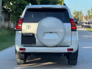 Toyota Land Cruiser Prado 2.8 2023 White