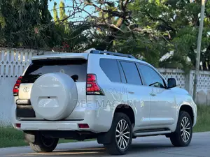 Toyota Land Cruiser Prado 2.8 2023 White