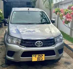 Toyota Hilux 2017 Gray