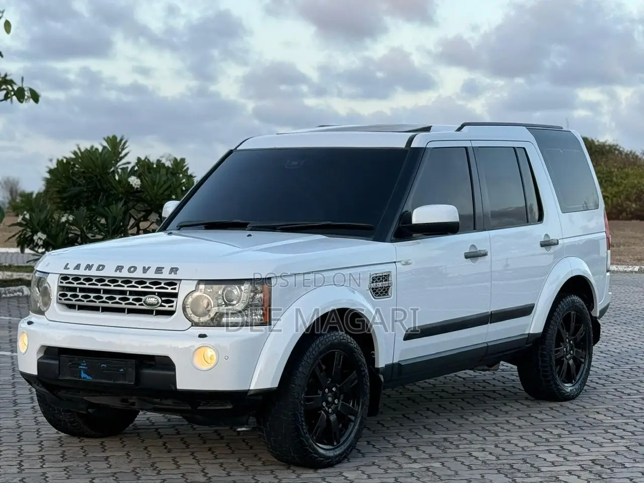 Land Rover Discovery 2011 White
