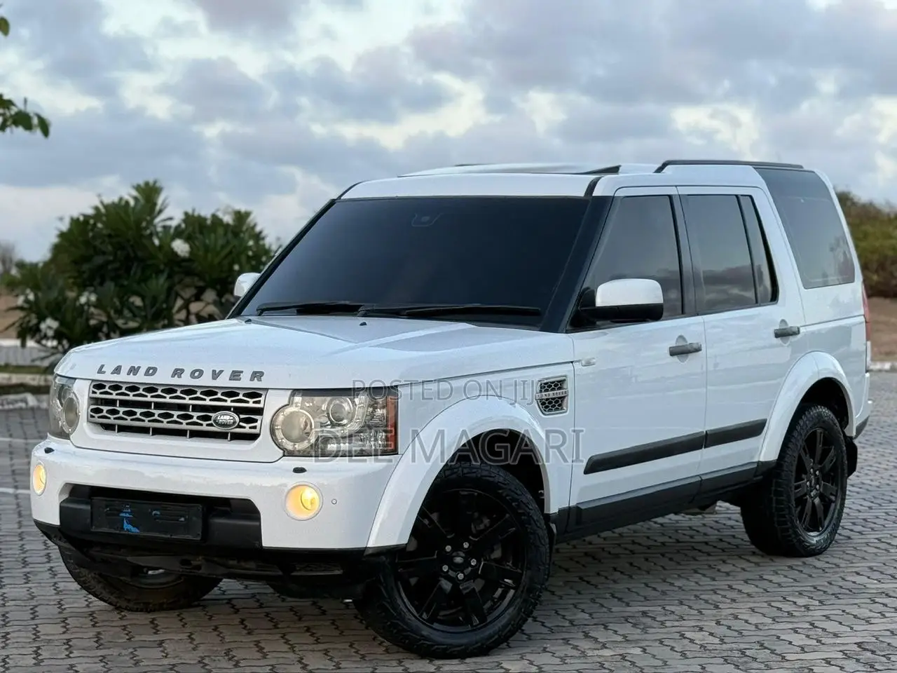 Land Rover Discovery 2011 White