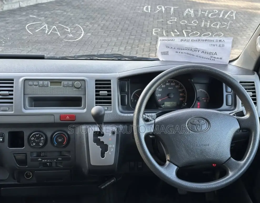 Toyota HiAce 2006 White